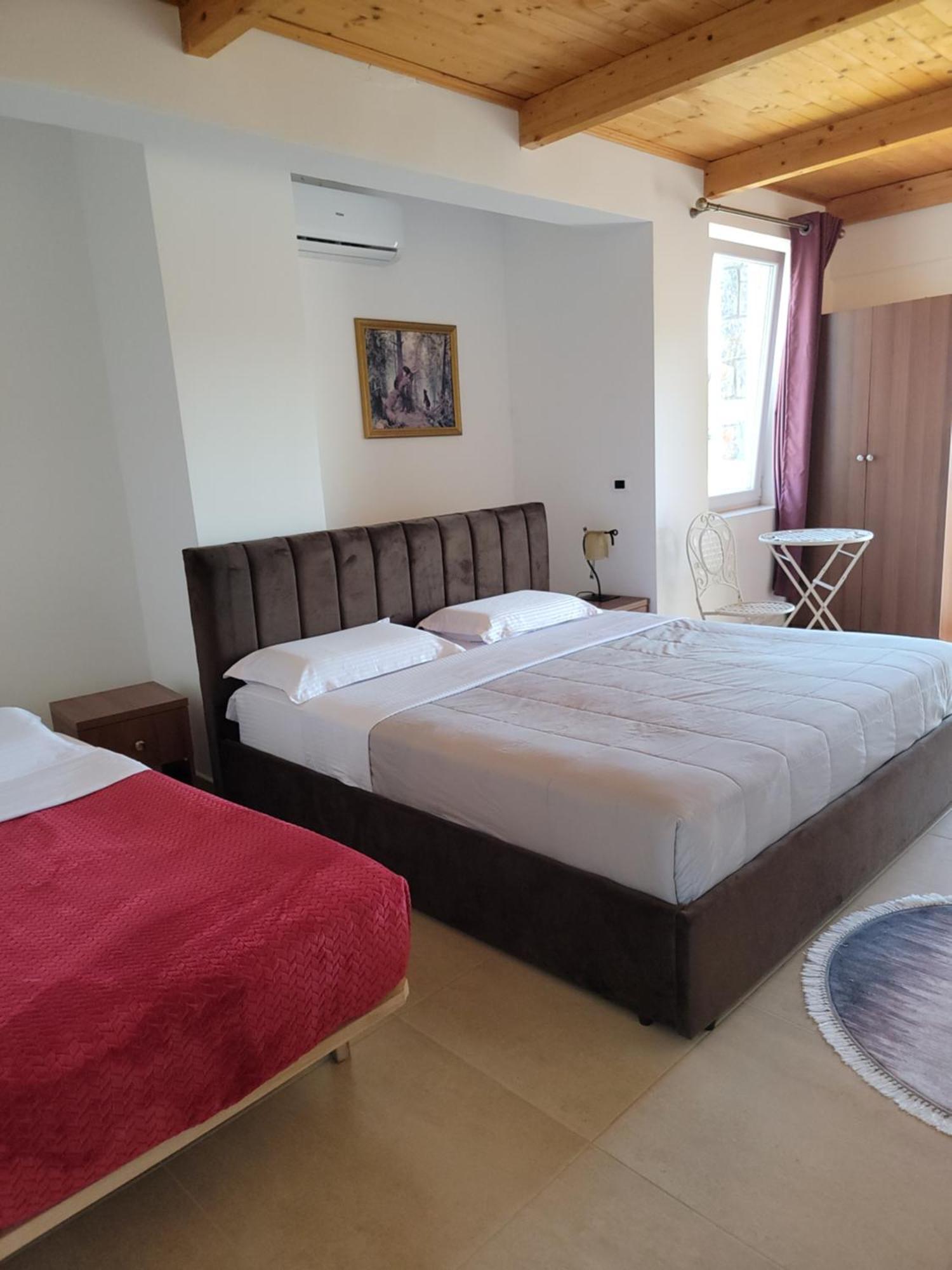 Hotell Lahuta E Vjeter Agroturizem Lac