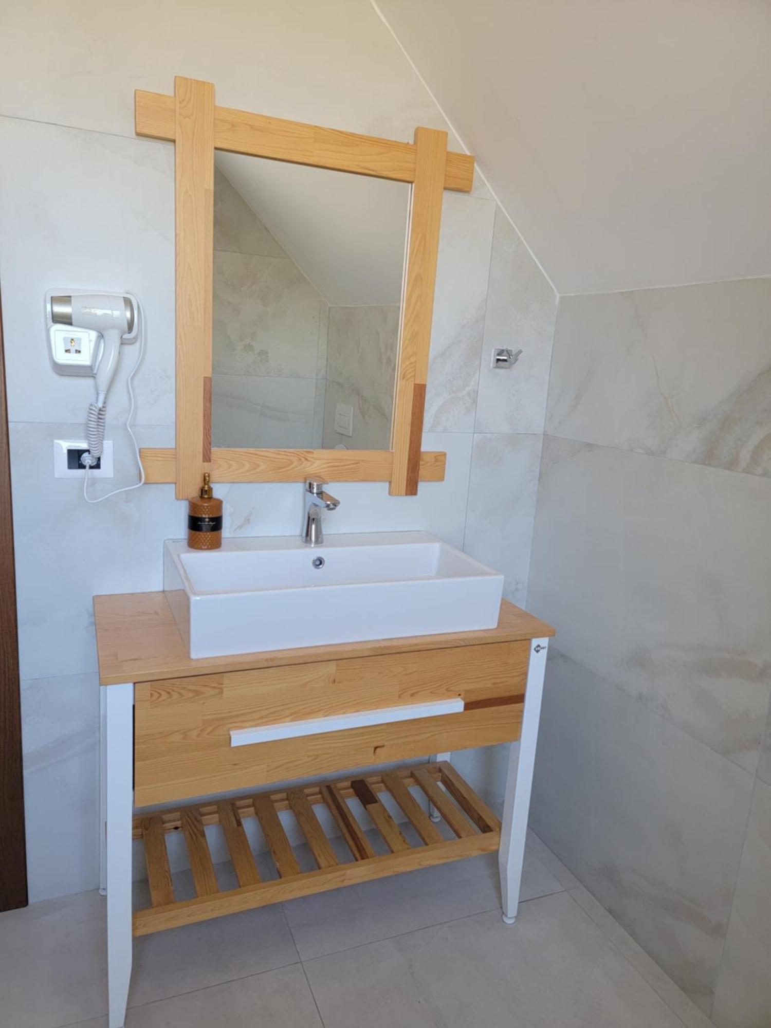 Lahuta E Vjeter Agroturizem Hotell Lac