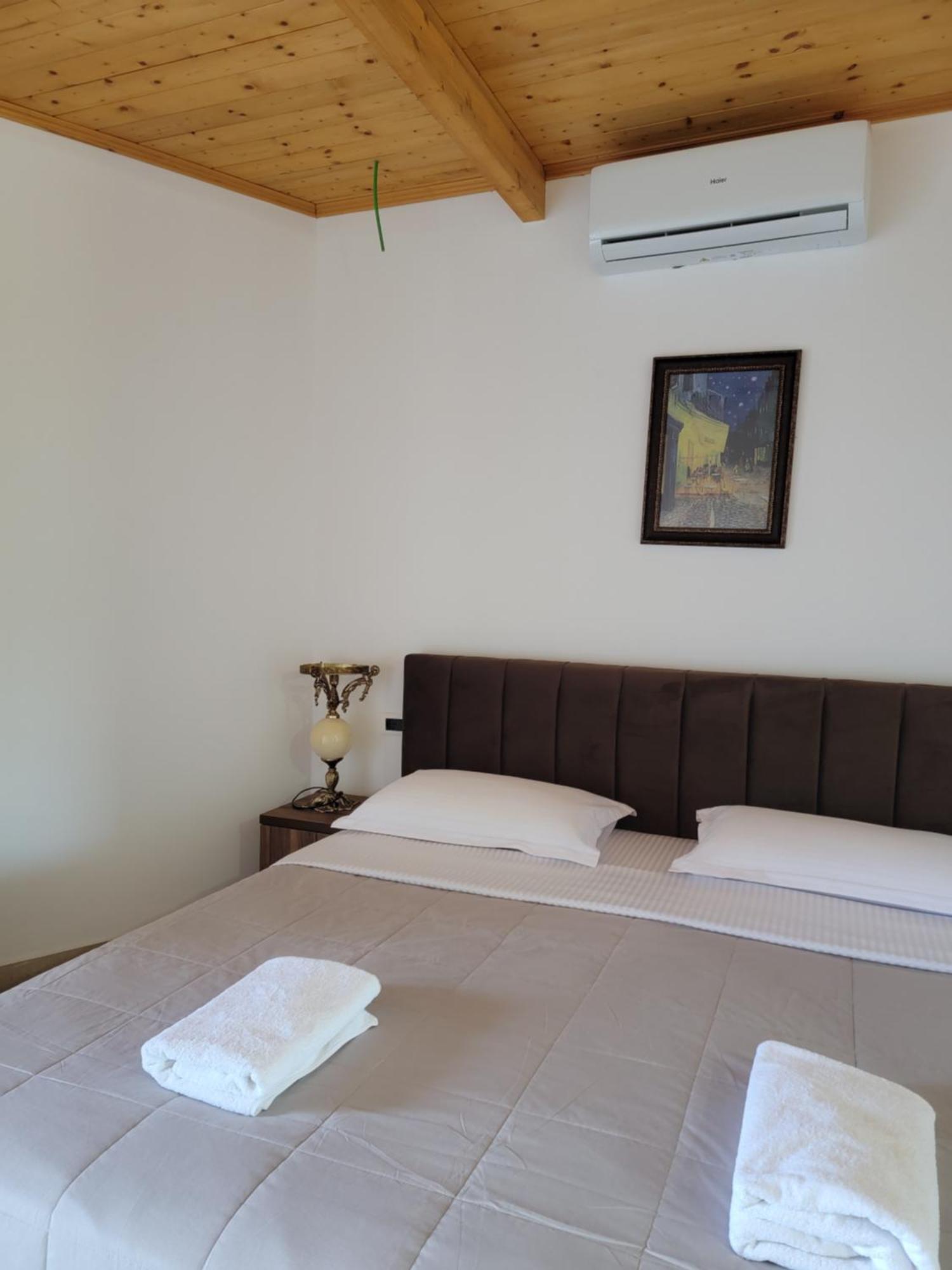 Hotell Lahuta E Vjeter Agroturizem Lac