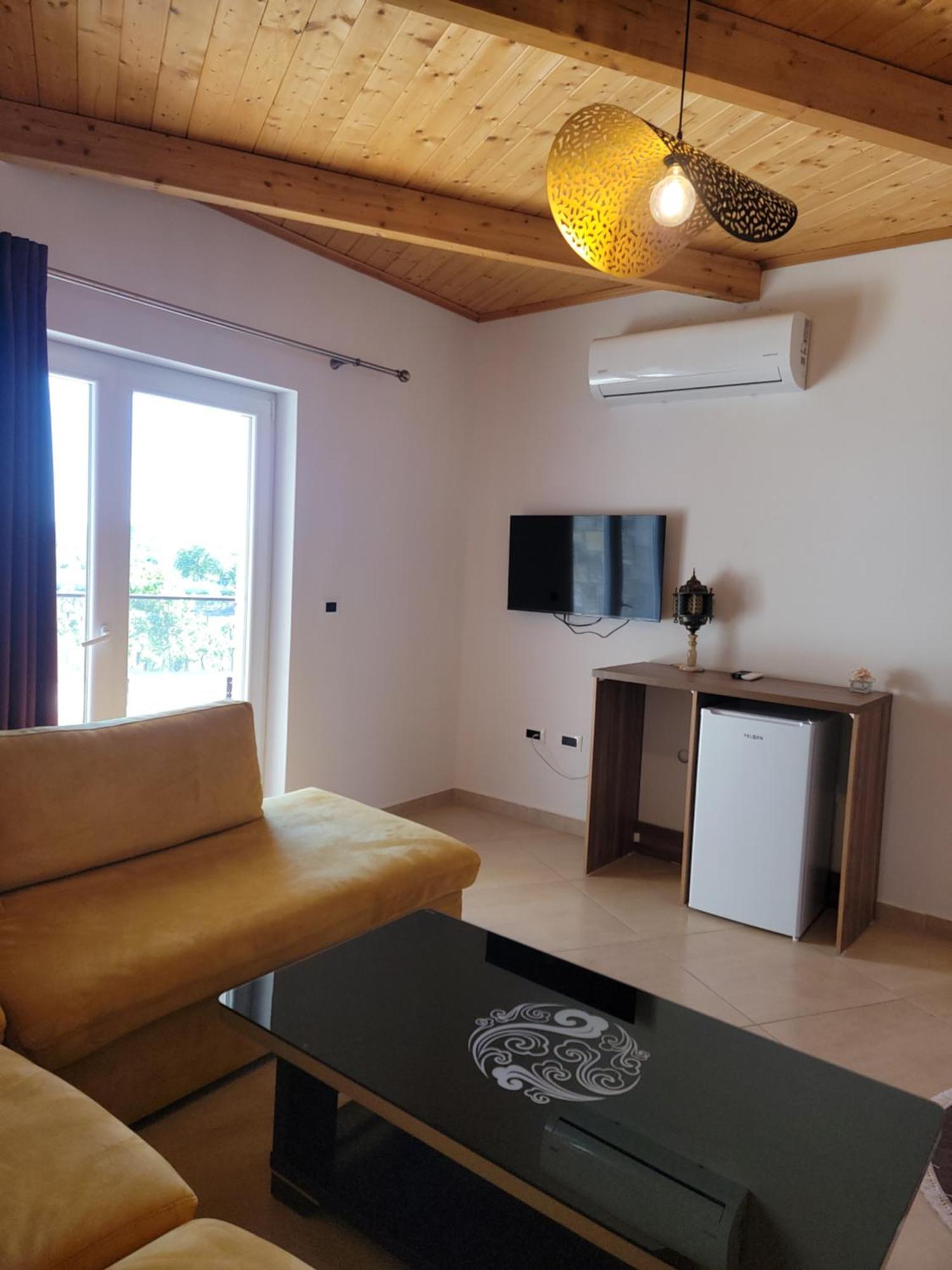 Hotell Lahuta E Vjeter Agroturizem